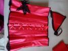 Serre taille corset satin rouge haute couture avec broderie fleurs noires