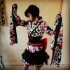 Kimono noir avec fleurs blanches et rouges Pyon Pyon LQ-001